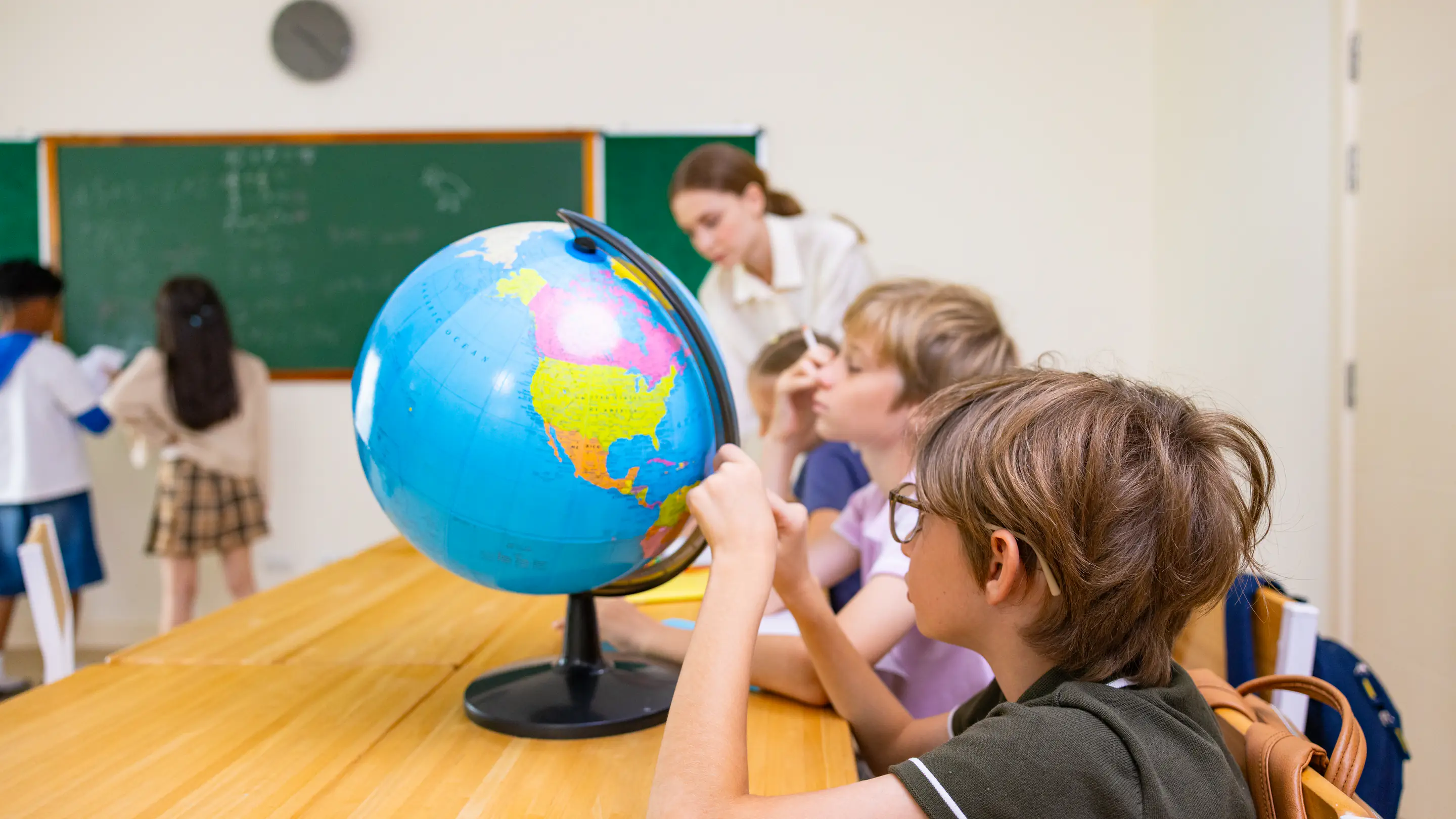 Élèves découvrant la géographie avec un globe