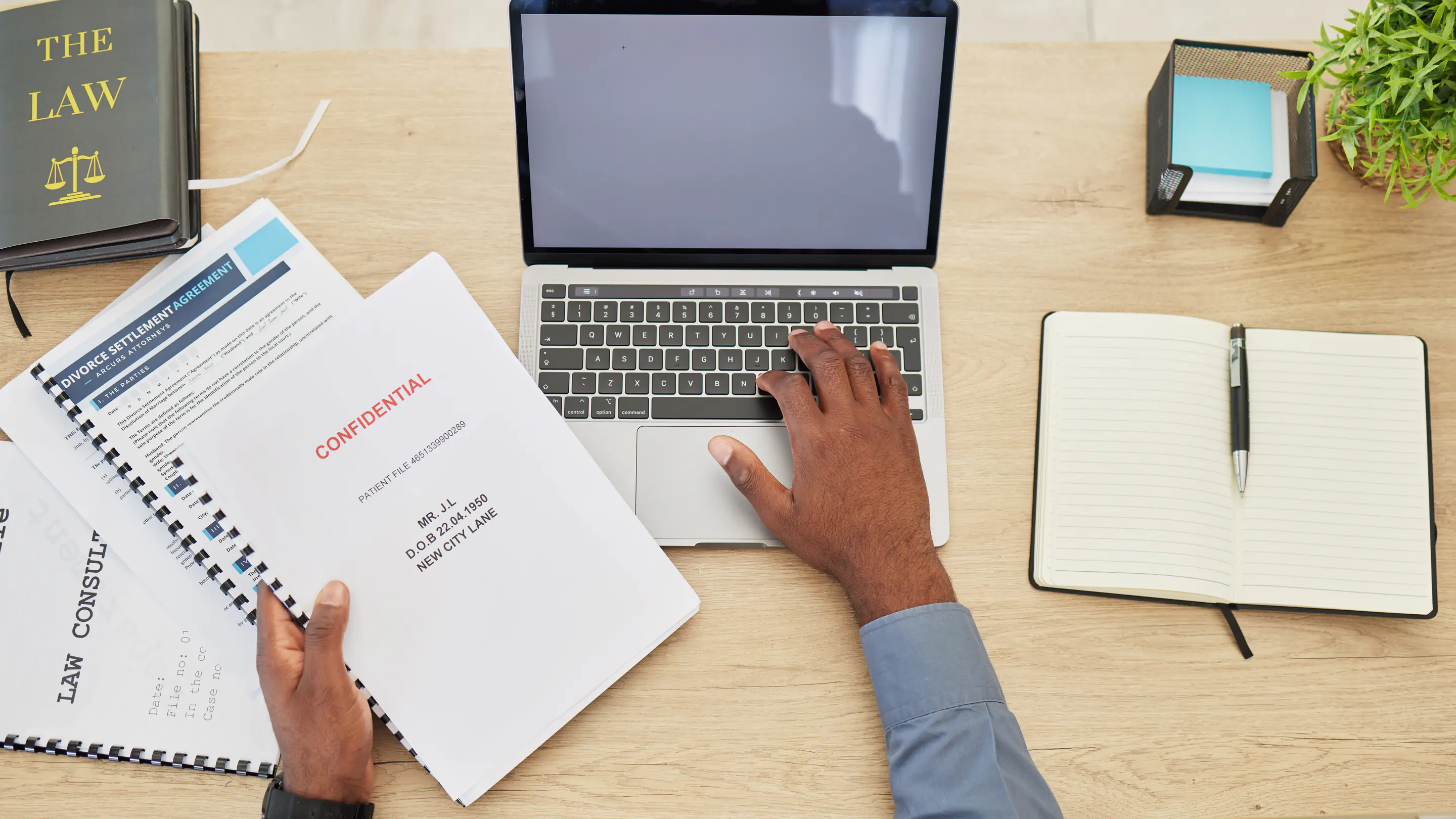 Documents juridiques et fiscaux sur un bureau