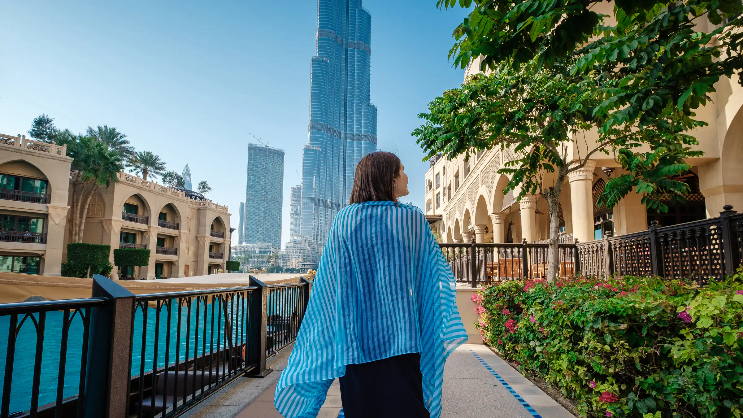 Jeune femme se promenant à Downtown Dubaï