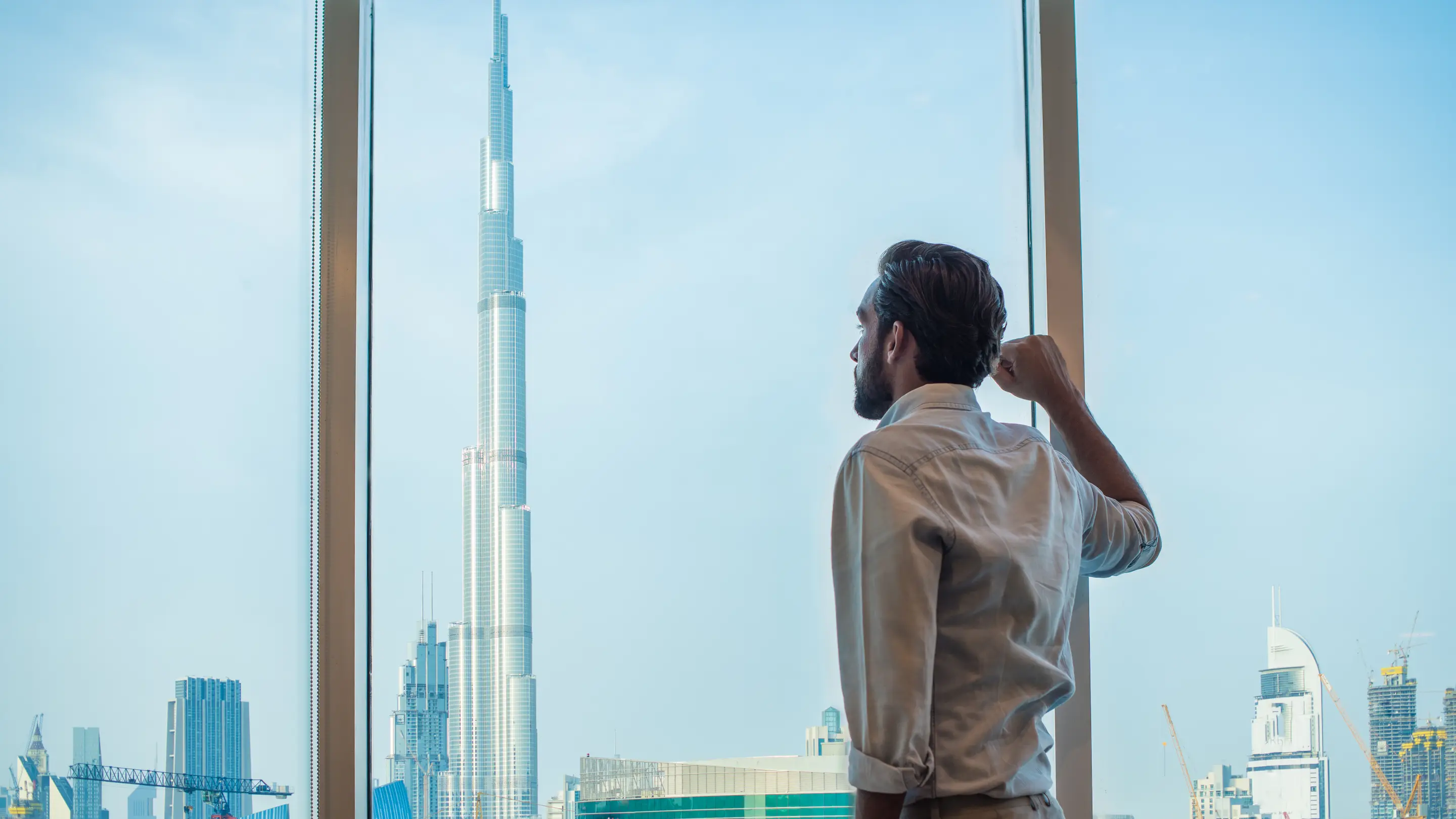 Homme d’affaires face à la vue sur Burj Khalifa