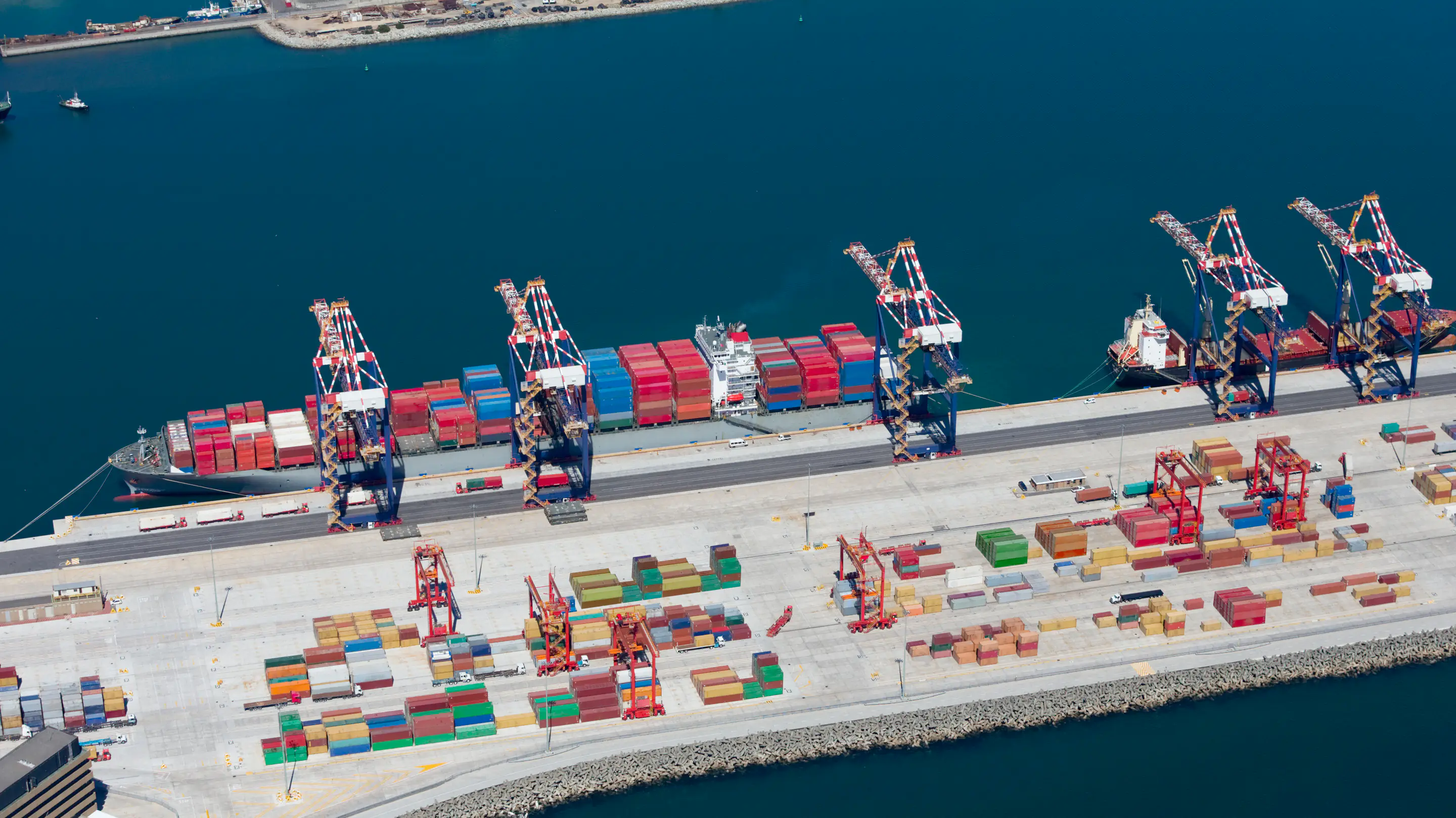 Conteneurs et grues sur les quais du port