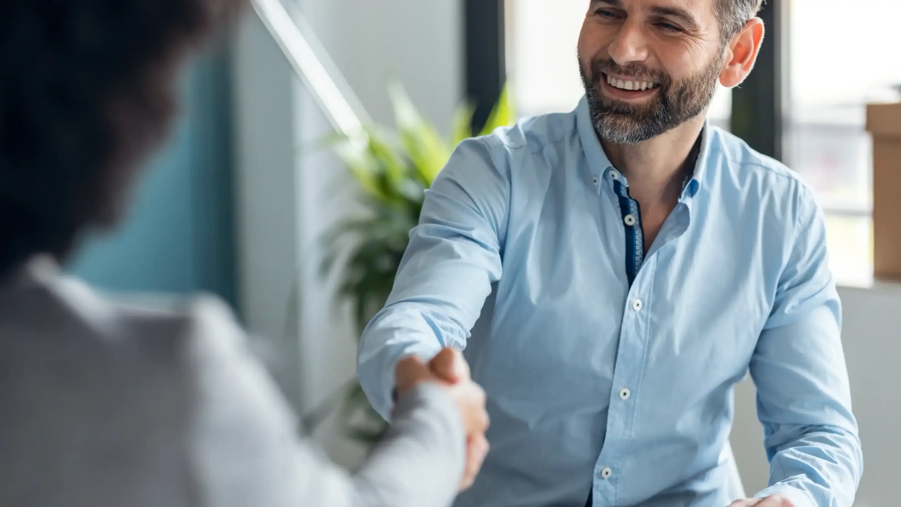 Agent immobilier serrant la main d’un client