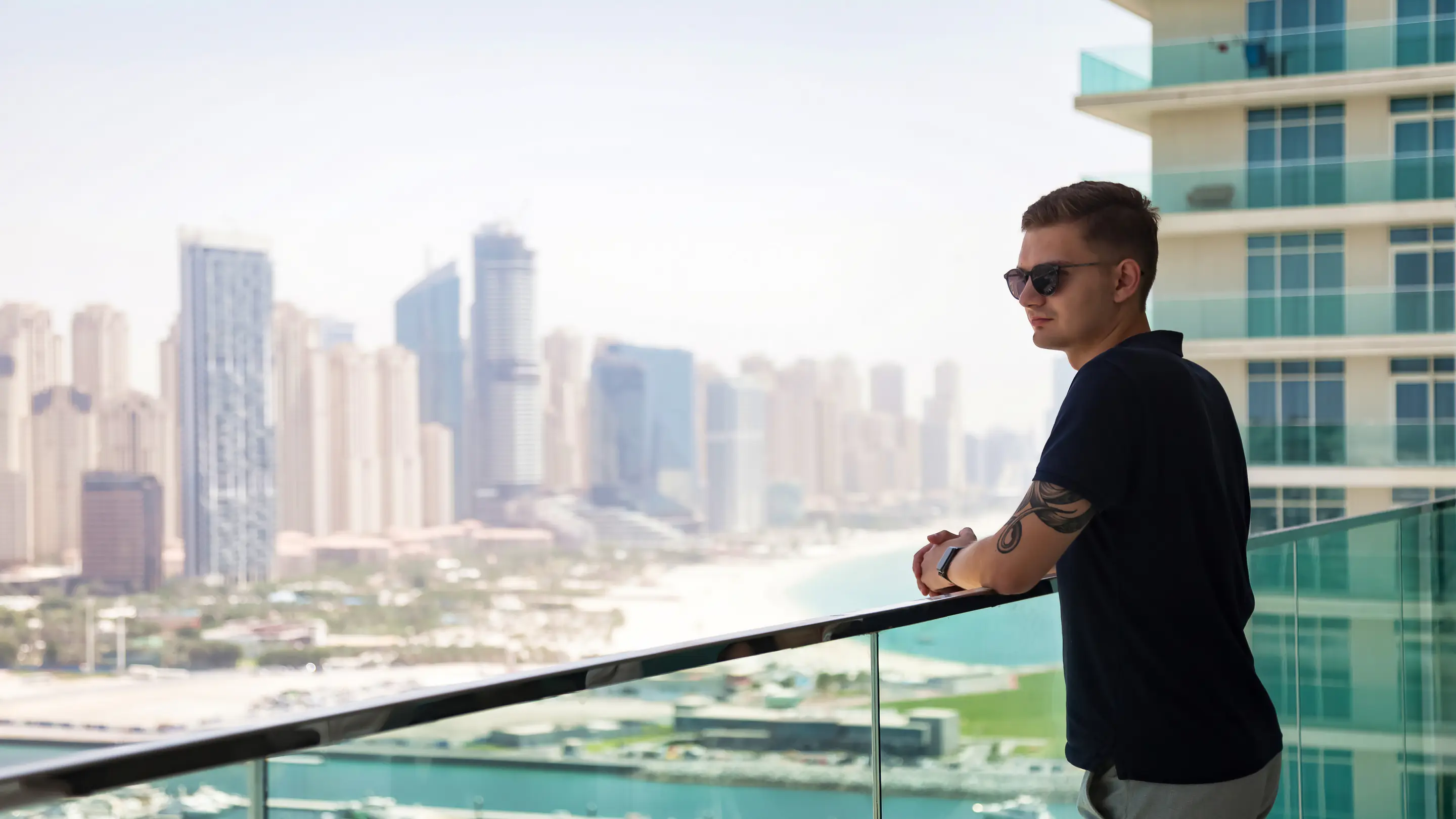 Locataire sur son balcon avec vue sur Dubaï