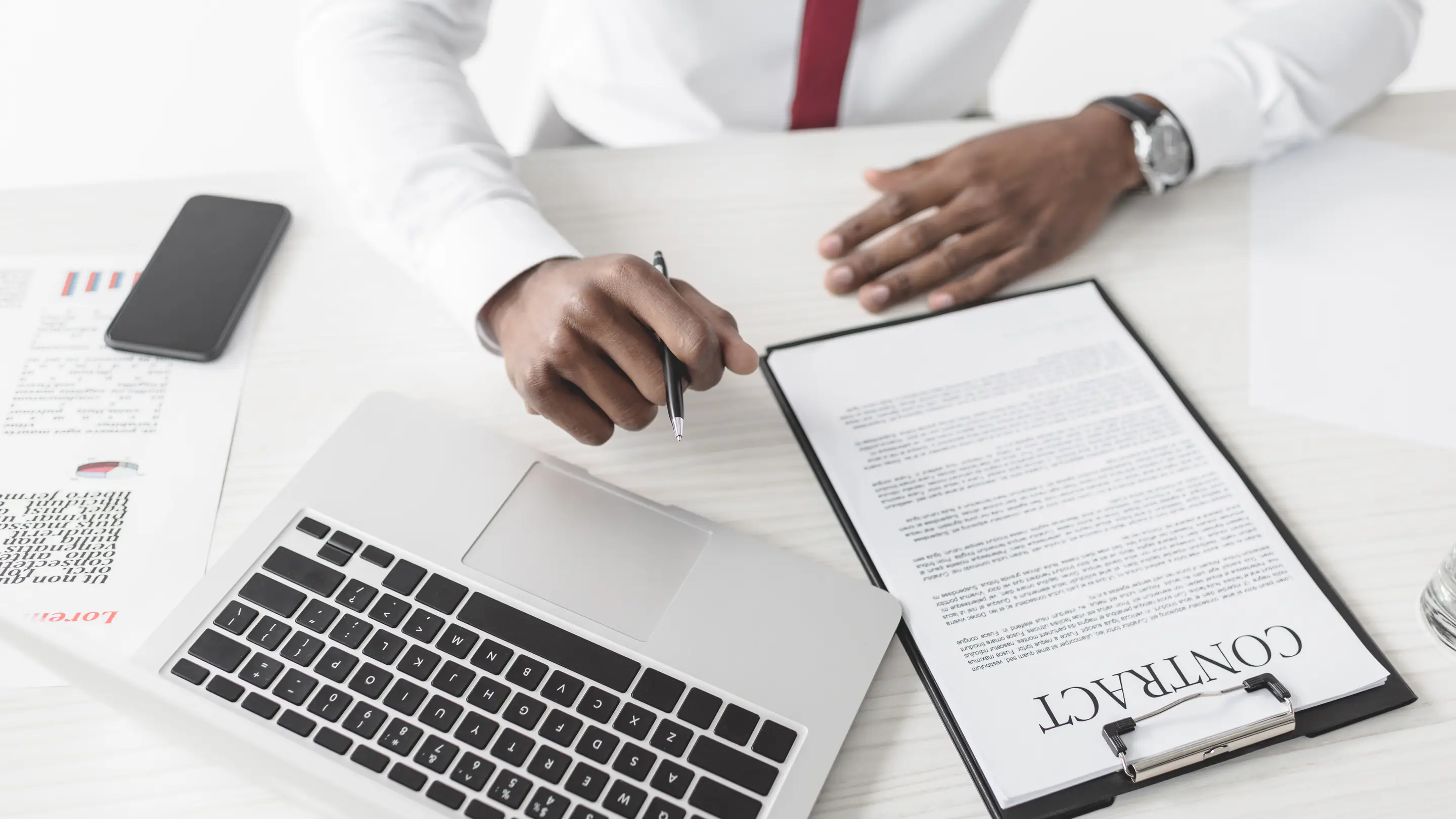 Relecture d’un contrat sur un bureau