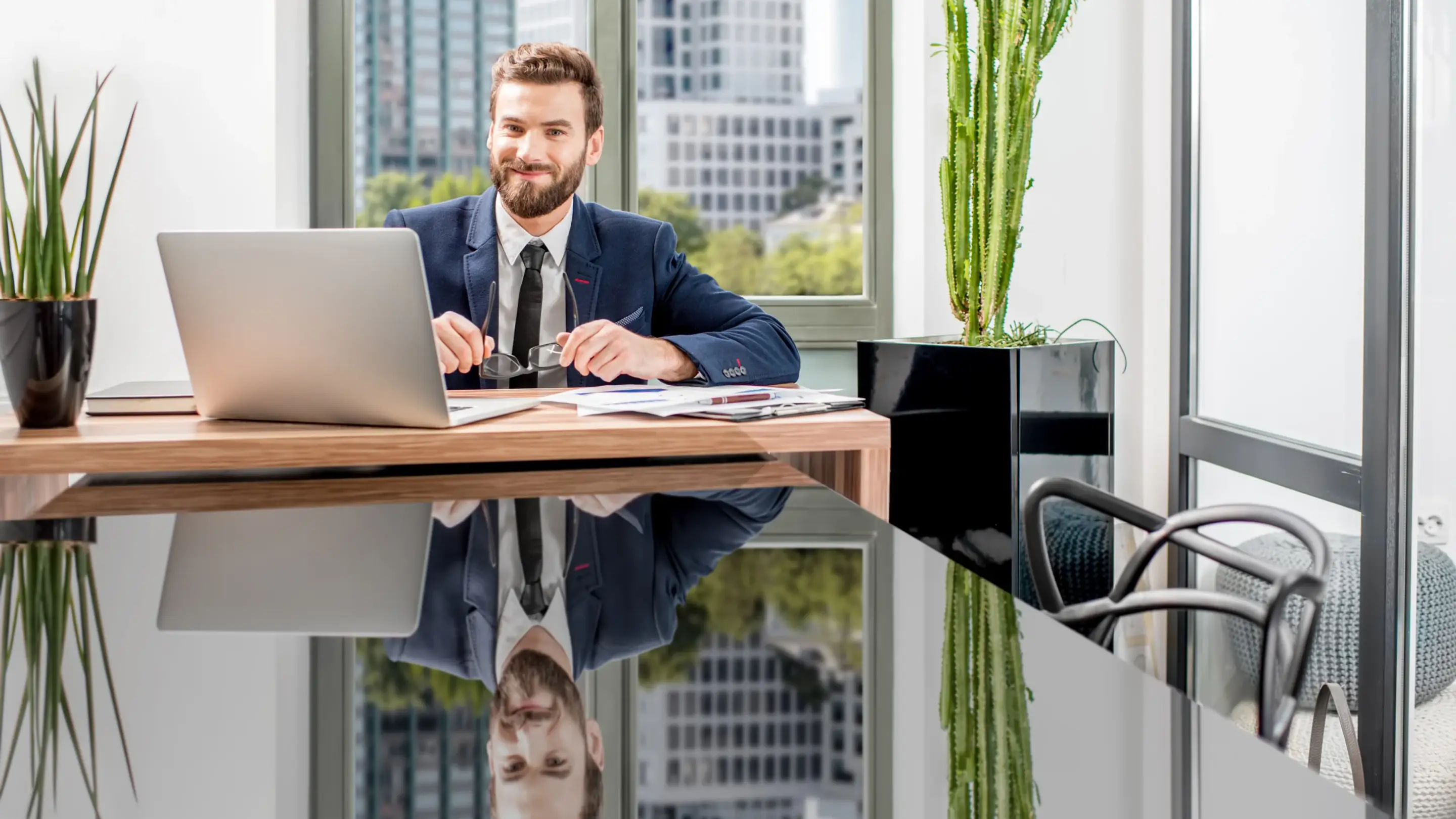Conseiller bancaire à son bureau