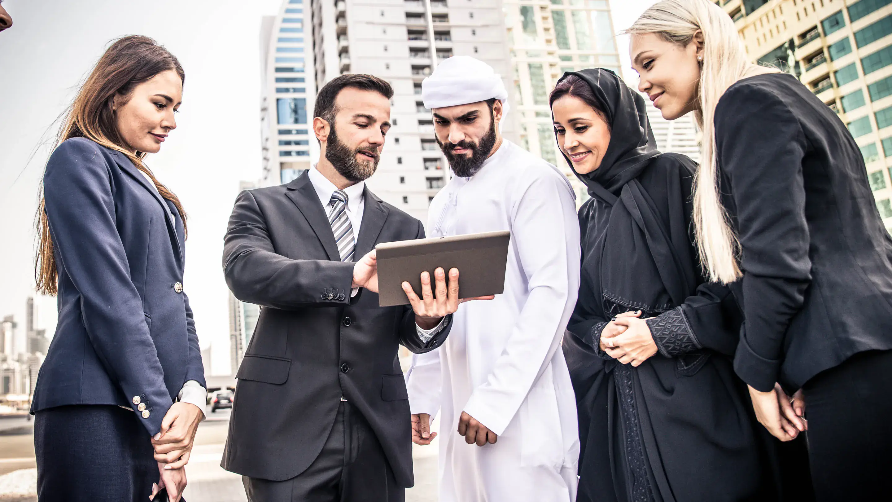 Professionnels devant les tours de Dubaï