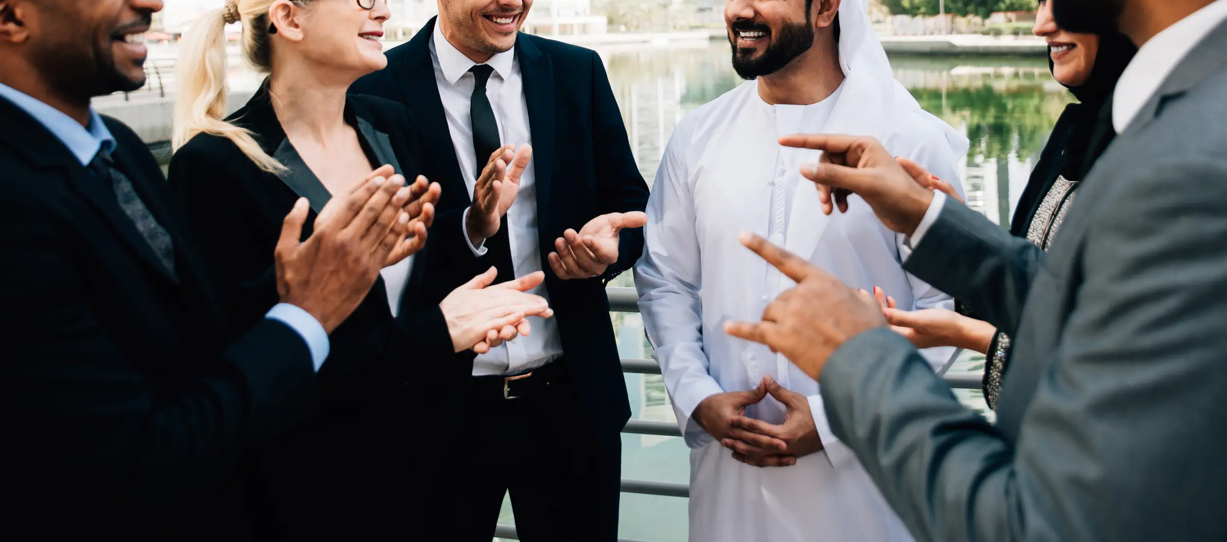 Collègues expatriés et émiratis réunis à Dubaï