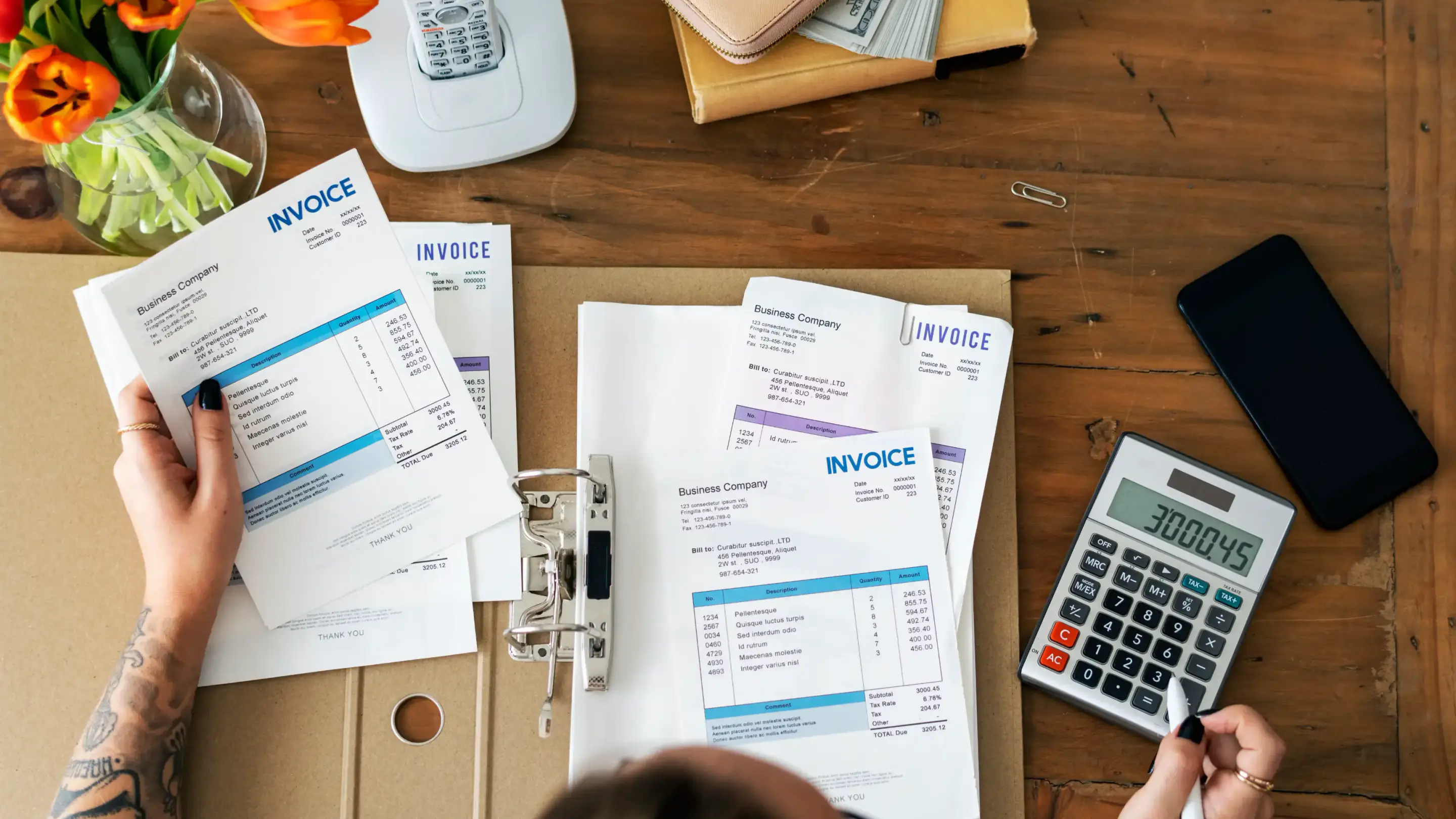 Factures et calculatrice sur un bureau