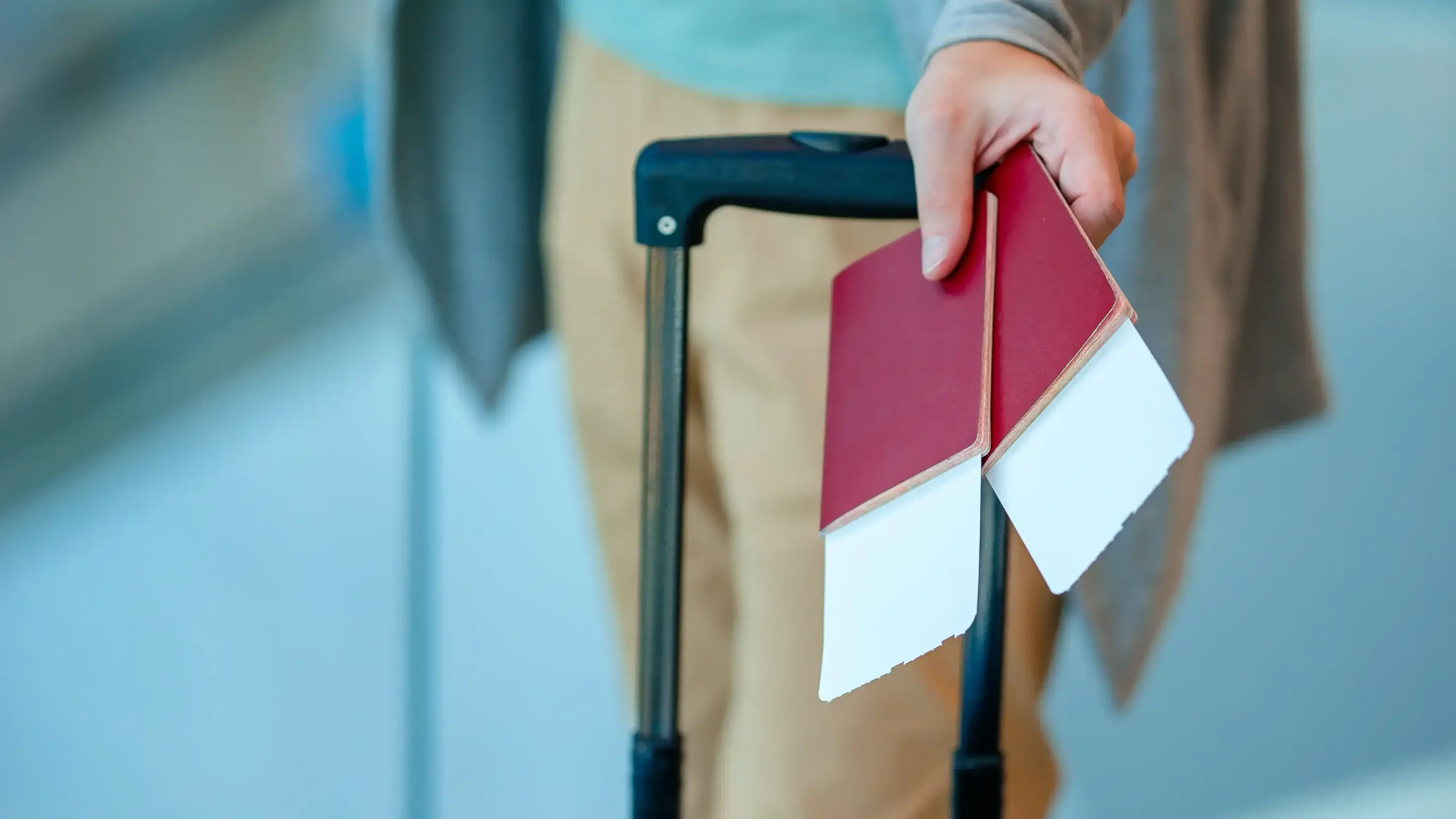 Voyageur tenant passeports et carte d’embarquement