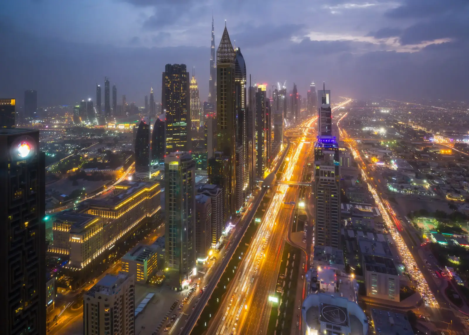 Professionnel tech au travail dans un bureau moderne — Dubai Internet City