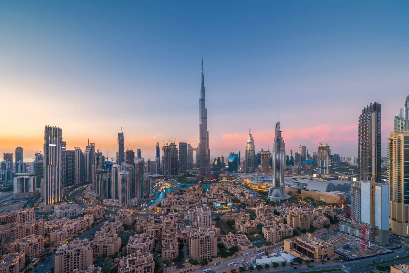 Fondateur tech au travail dans un espace de coworking Dtec à Dubai Silicon Oasis