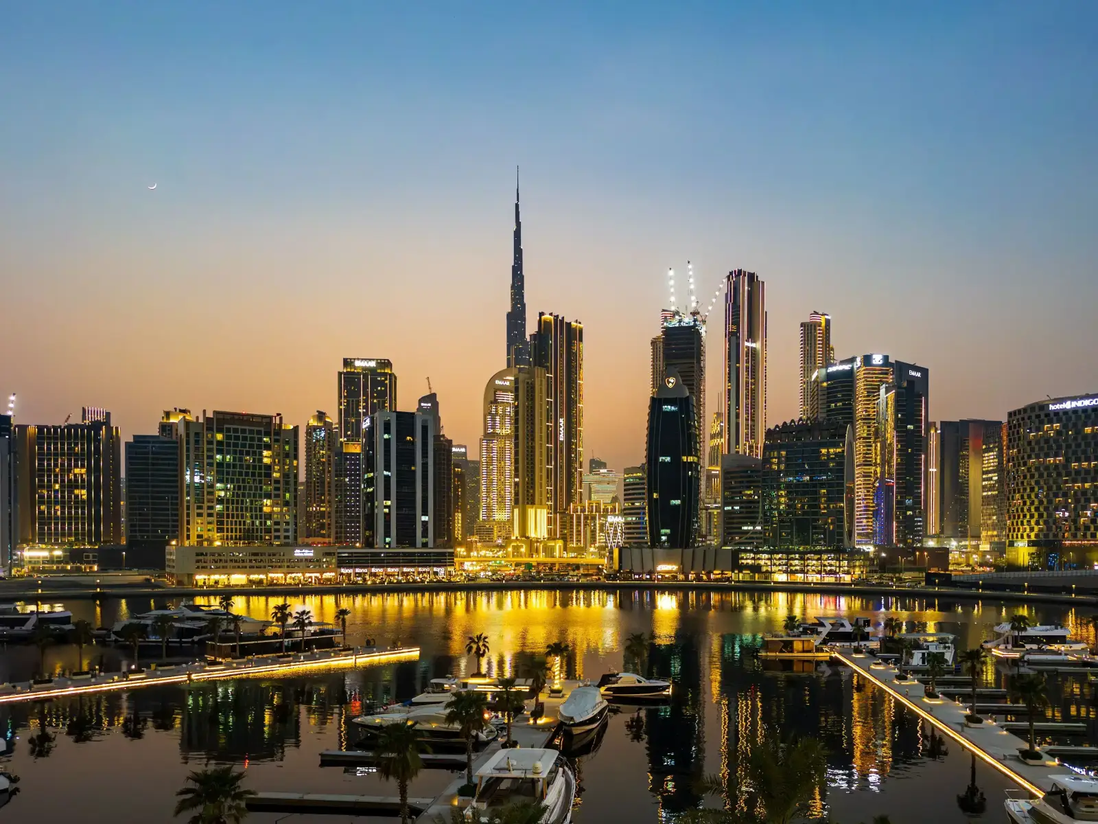 Vue aérienne urbaine des Émirats arabes unis, où la zone franche Shams opère depuis Sharjah
