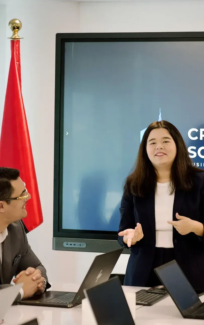 Accompagnement — l'équipe Créer Société Dubaï en réunion au bureau à Dubaï
