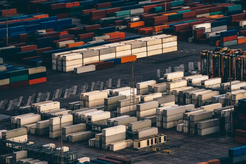 Vue aérienne de conteneurs maritimes empilés dans un port de commerce