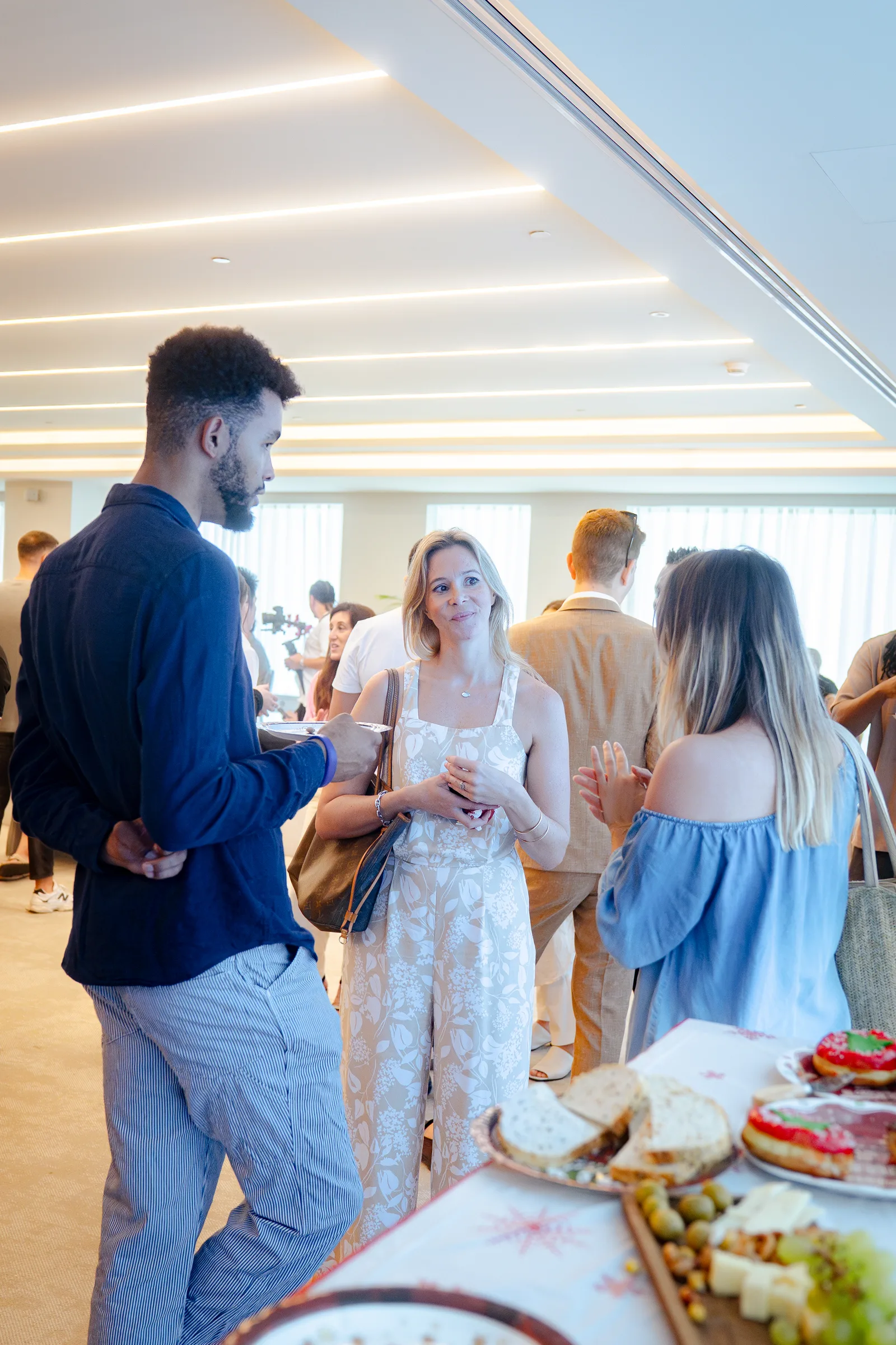 Participants qui échangent autour du buffet lors d'un Improving Days à Dubaï