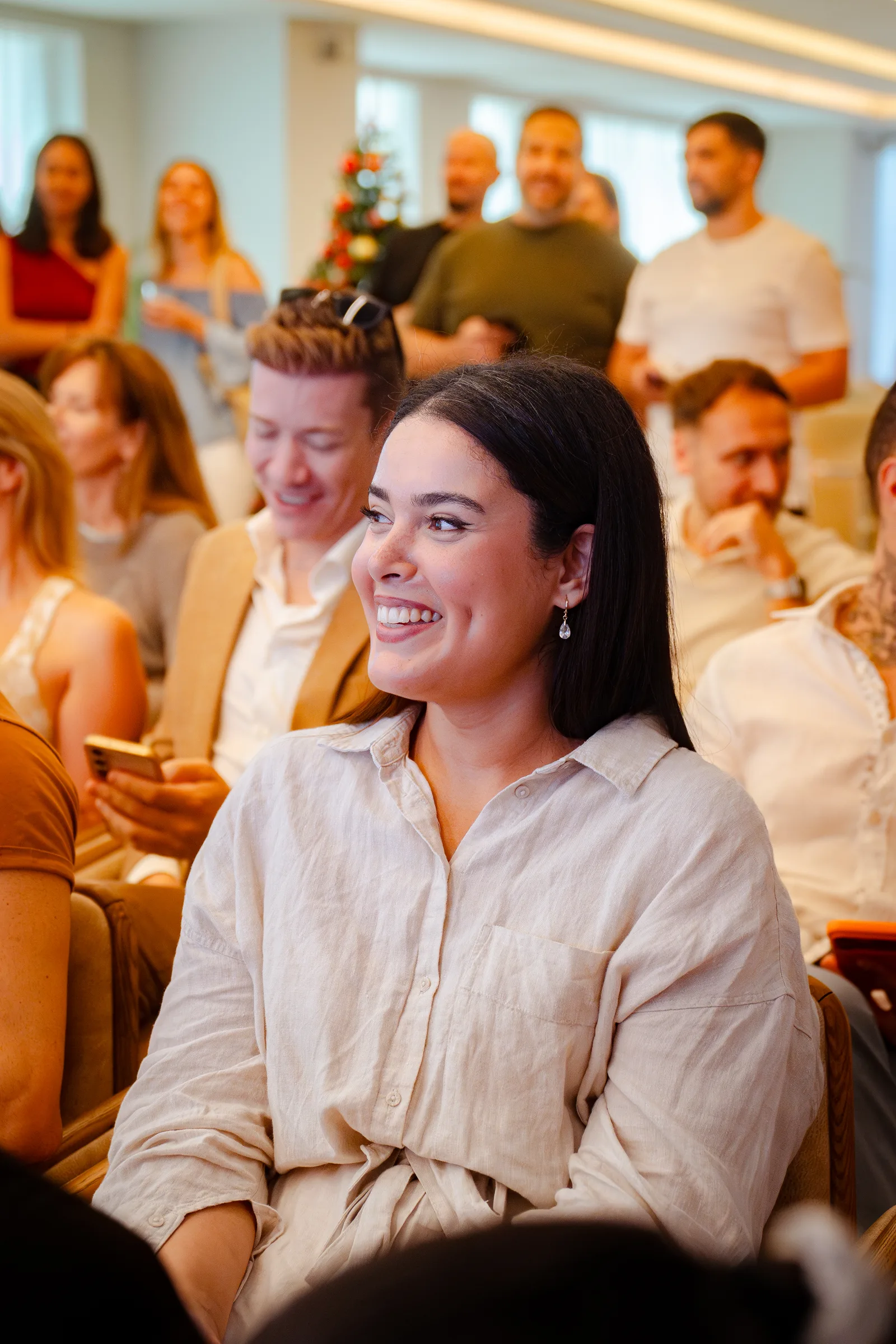 Participante souriante dans le public d'un Improving Days