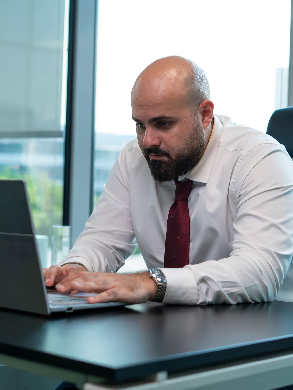 Entrepreneur au travail sur son ordinateur dans un bureau à Dubaï